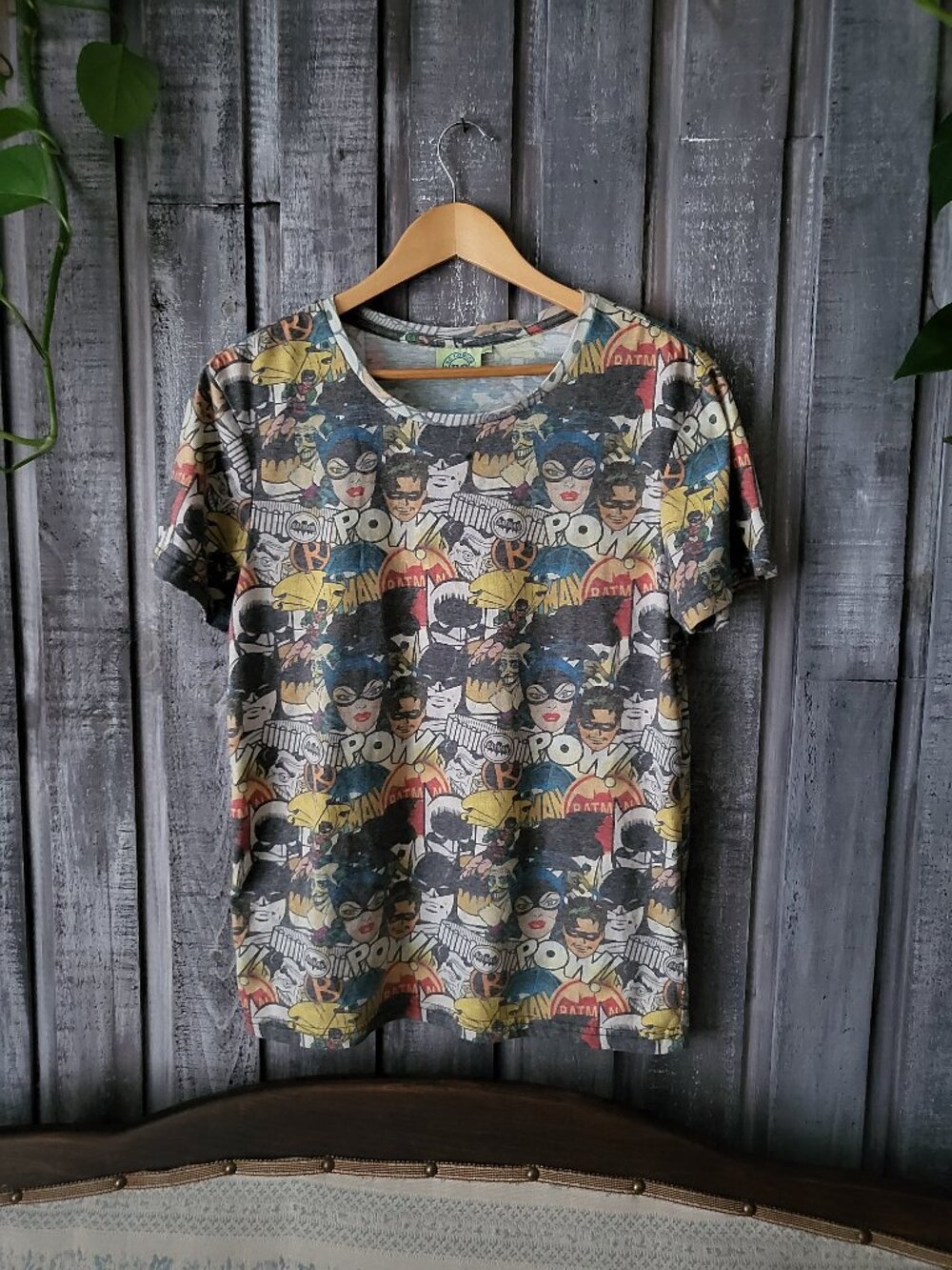 DC Comics Batman Catwoman Sun City Graphic Tee Shirt Medium